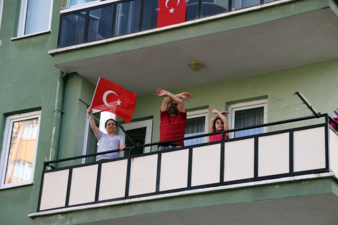 Uşak'ta vatandaşlar balkonlarında egzersiz yaptı