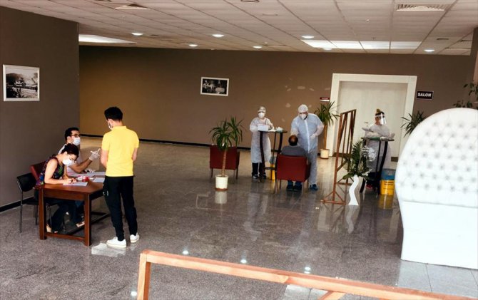 Karabük'te berber, kuaför ve güzellik salonu çalışanlarına koronavirüs testi yapıldı