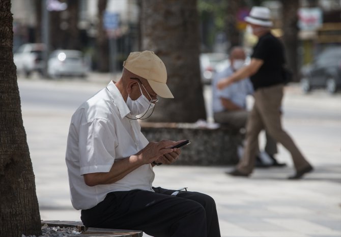 Ege'de sokağa çıkan 65 yaş üzeri vatandaş sayısı sıcağın etkisiyle azaldı