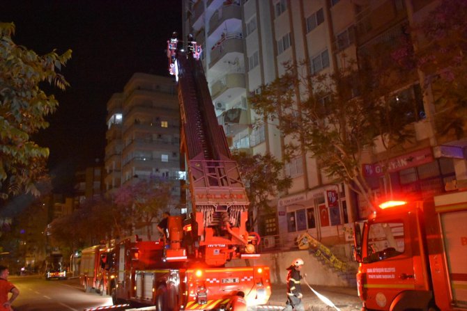 Adana'da bir ev yanarak kullanılamaz hale geldi