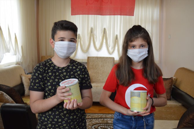 Afyonkarahisarlı iki kuzen biriktirdikleri 700 lirayı Milli Dayanışma Kampanyası'na bağışladı