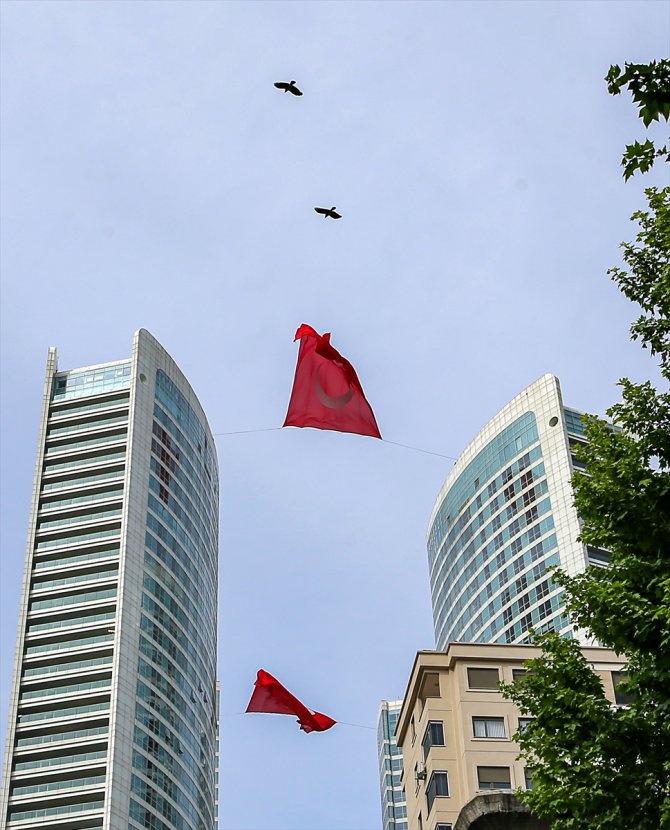 Göztepe'deki iş merkezleri bayraklarla donatıldı