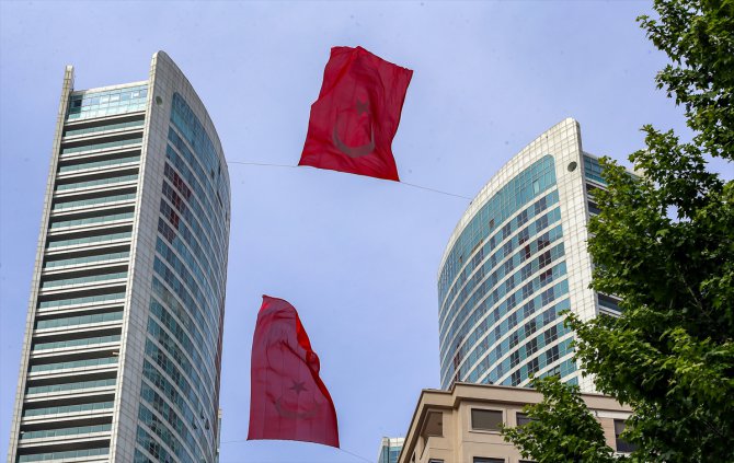 Göztepe'deki iş merkezleri bayraklarla donatıldı