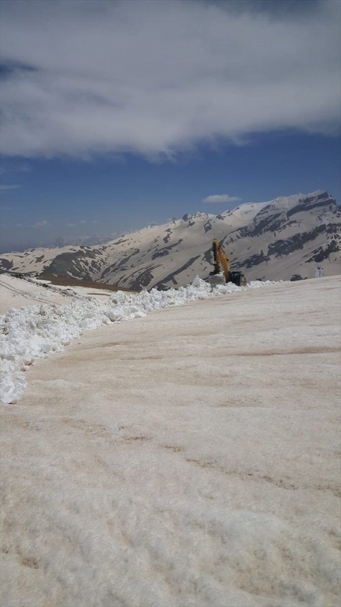Hakkari'de baharda karla mücadele sürüyor