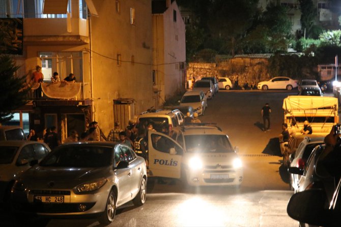 İzmir'de kendisini odaya kilitleyip kafasına pompalı tüfek dayayan kişiyi polis ikna etti