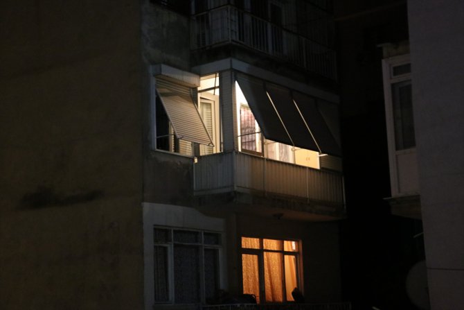 İzmir'de kendisini odaya kilitleyip kafasına pompalı tüfek dayayan kişiyi polis ikna etti