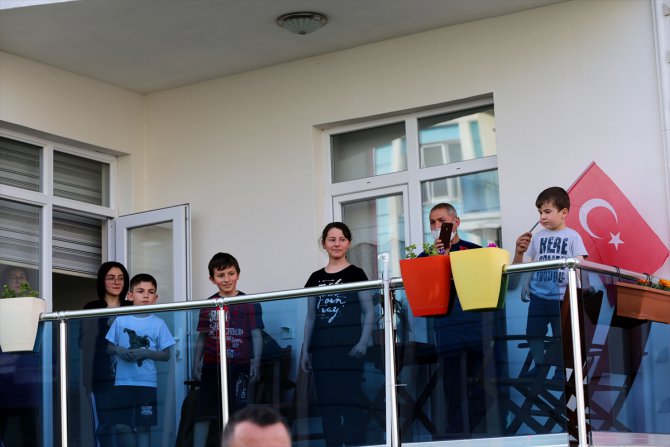 Sivas'ta "Evde kal" çağrısına uyan vatandaşlar balkonlarında spor yaptı