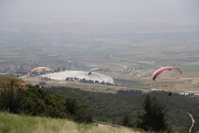 Denizli'de sıcak hava balonu ve yamaç paraşütleriyle 19 Mayıs kutlaması