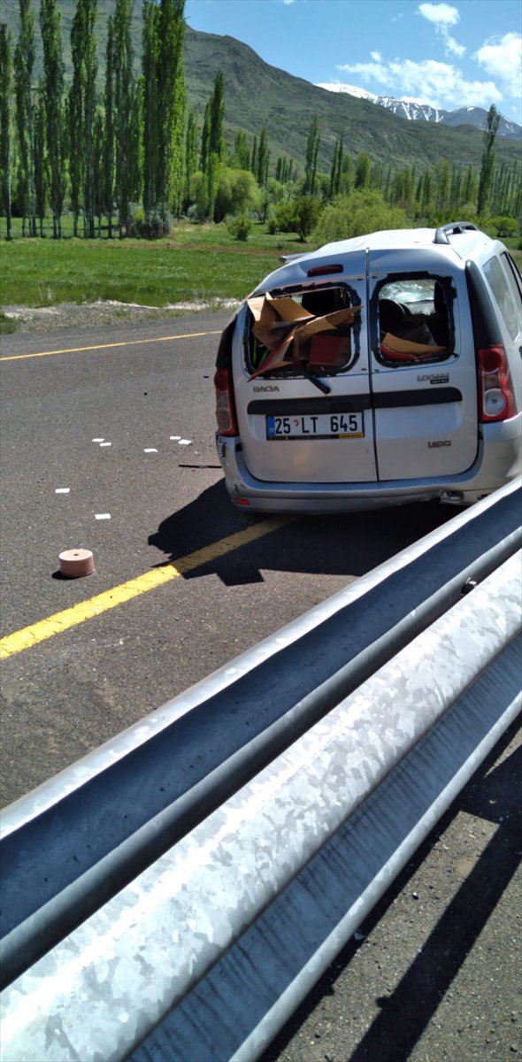Erzurum'da bariyerlere çarpan kamyonetin sürücüsü ağır yaralandı