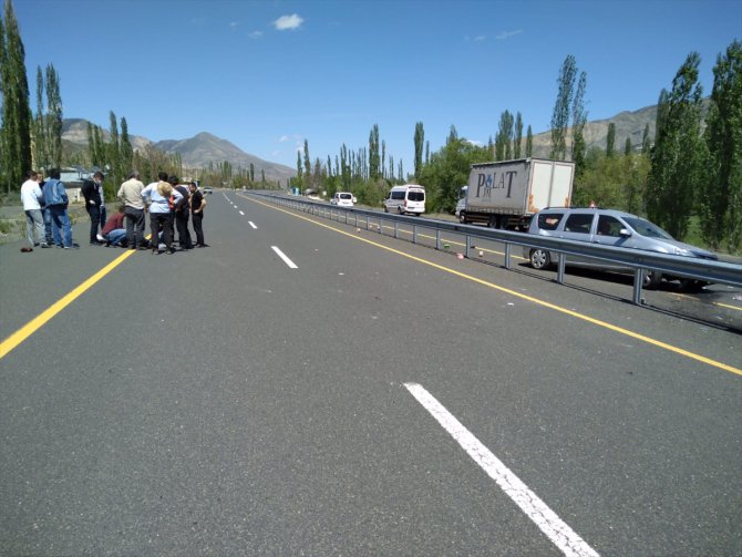 GÜNCELLEME - Erzurum'da bariyerlere çarpan kamyonetin sürücüsü öldü
