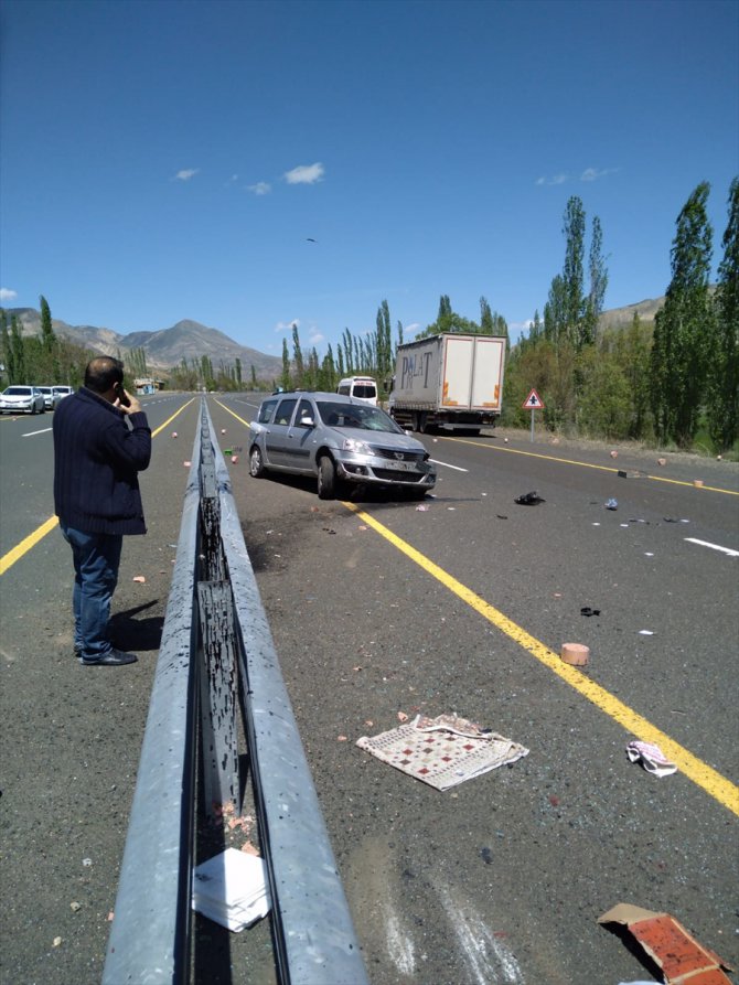 Erzurum'da bariyerlere çarpan kamyonetin sürücüsü ağır yaralandı