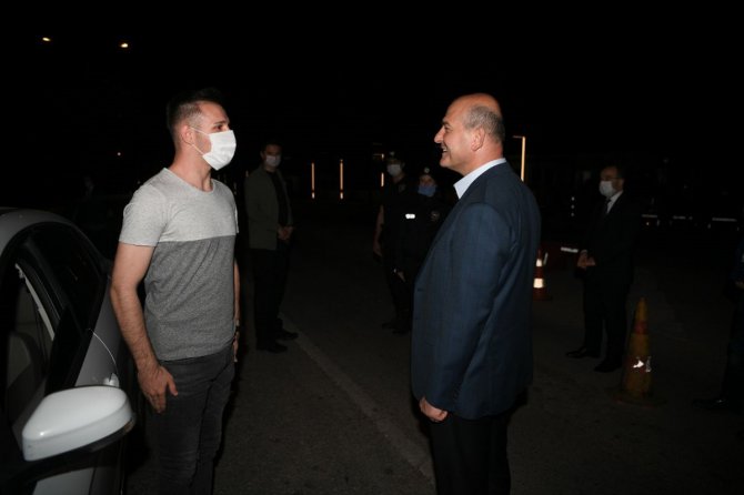 İçişleri Bakanı Soylu, Başkentteki polis kontrol noktasını ziyaret etti