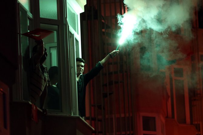 Kırklareli'nde vatandaşlar evlerinin balkonunda egzersiz yaptı