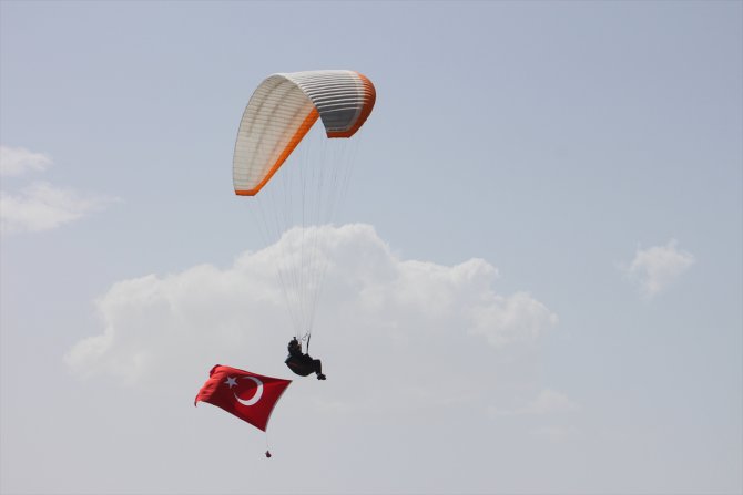 Konya'da yamaç paraşütü pilotlarından gökyüzünde Türk bayrağıyla 19 Mayıs kutlaması