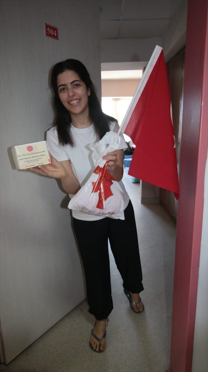 Ordu'da karantinadaki vatandaşlara kandil simidi ve Türk bayrağı dağıtıldı