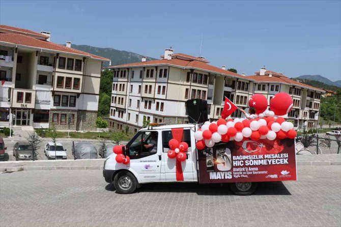 Türk bayrakları ve balonlarla süsledikleri araçlarıyla bayram turu attılar