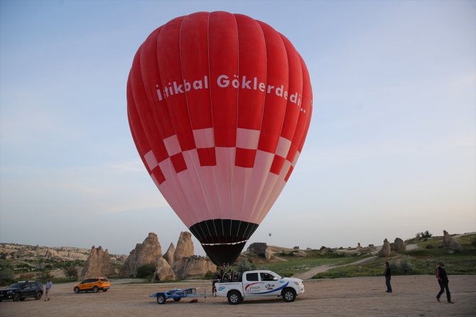Yerli ve milli sıcak hava balonu Kapadokya'da Türk bayrağı ve Atatürk posteriyle uçtu