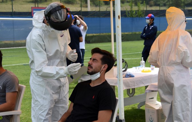 Altınordu'da futbolculara ve teknik heyete ikinci kez Kovid-19 testi yapıldı
