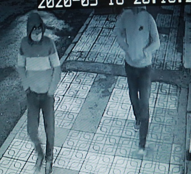 Diyarbakır'da bir iş yerinden hırsızlık anı kameraya yansıdı