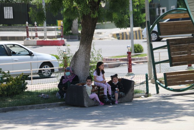 Siirt ve Elazığ'da 14 yaş ve altı çocuklar yeniden sokağa çıktı