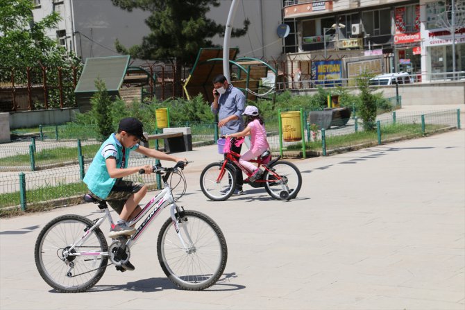 Siirt ve Elazığ'da 14 yaş ve altı çocuklar yeniden sokağa çıktı