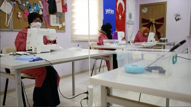 Suriyeli yetim annelerinden maske üretimi