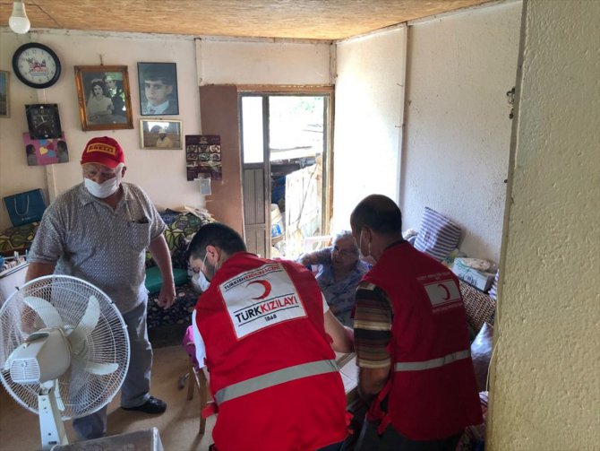 Türk Kızılaydan KKTC'deki ihtiyaç sahibi ailelere gıda yardımı