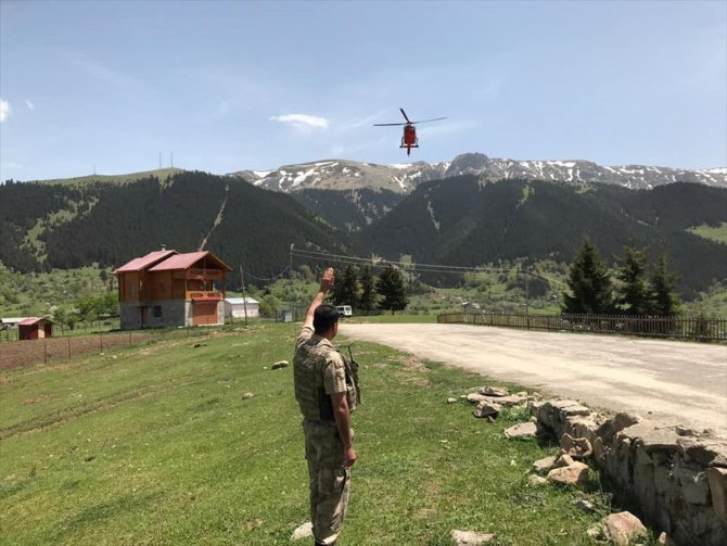 Artvin'de mantardan zehirlenen kişi ambulans helikopterle Trabzon'a götürüldü