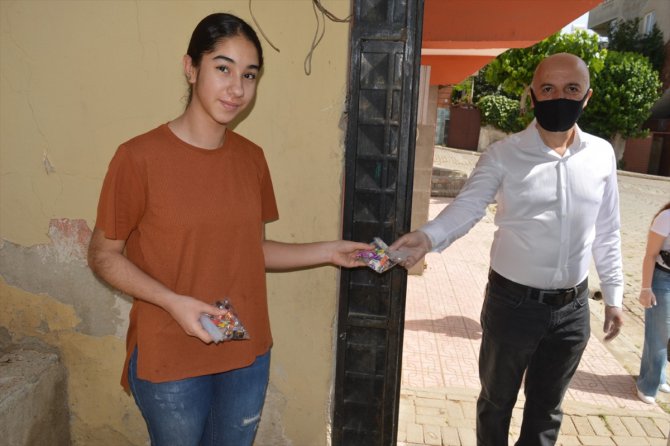 Aydın'da bir grup öğretmen, öğrencilerini ziyaret edip şeker dağıttı