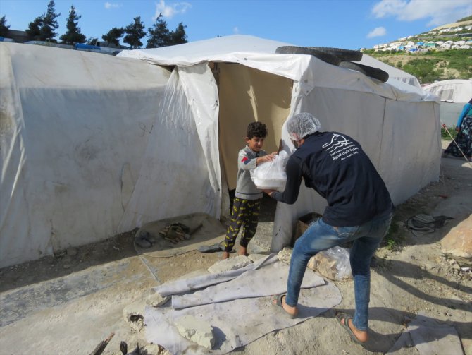 İdlib kırsalındaki Suriyelilere gıda yardımı