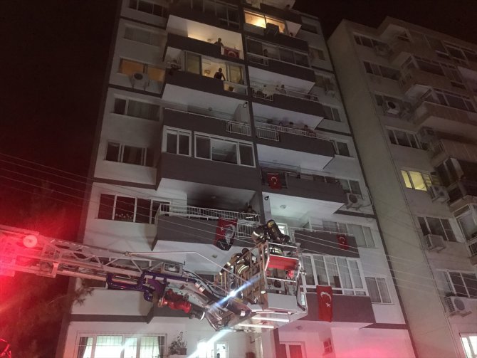 İzmir'de apartman dairesinde yangın