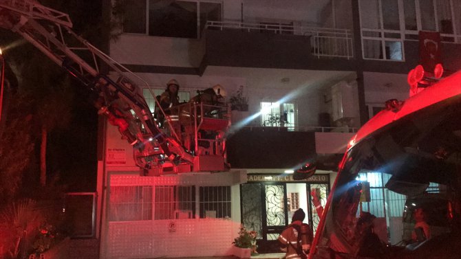 İzmir'de apartman dairesinde yangın