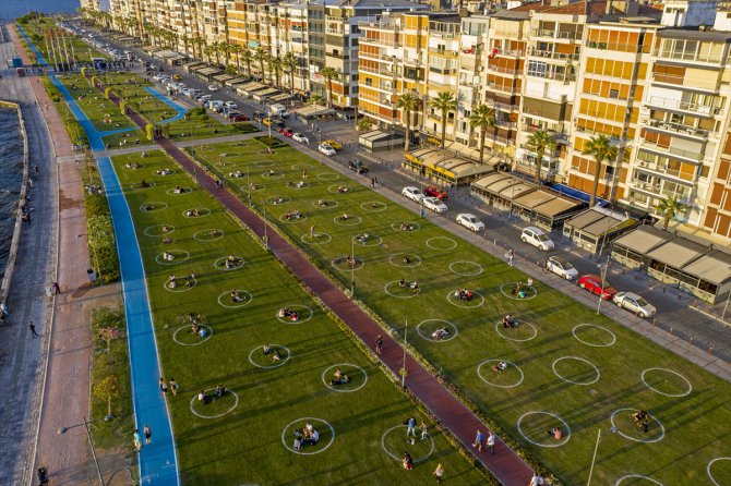 İzmir'de yeşil alanlarda "çemberli sosyal mesafe" dönemi