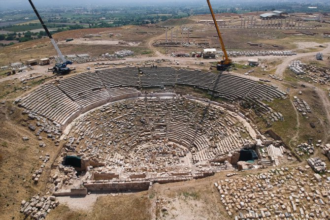 Laodikya'nın 2 bin 200 yıllık tiyatrosu ziyaretçilerini ağırlamaya hazırlanıyor