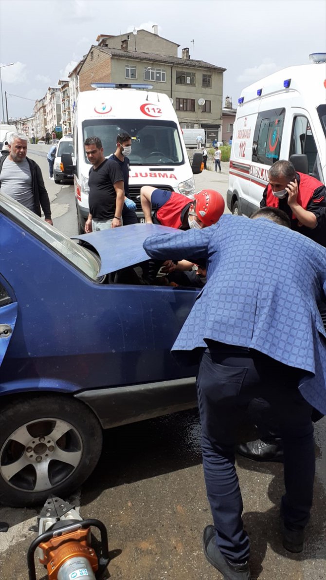 Sivas'ta kazaya karışan otomobilin bagajından çıkan buzağı şaşırttı