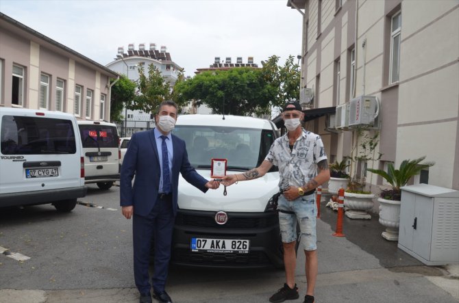 Antalya'da yaşayan Alman vatandaşı emniyete araç bağışı yaptı
