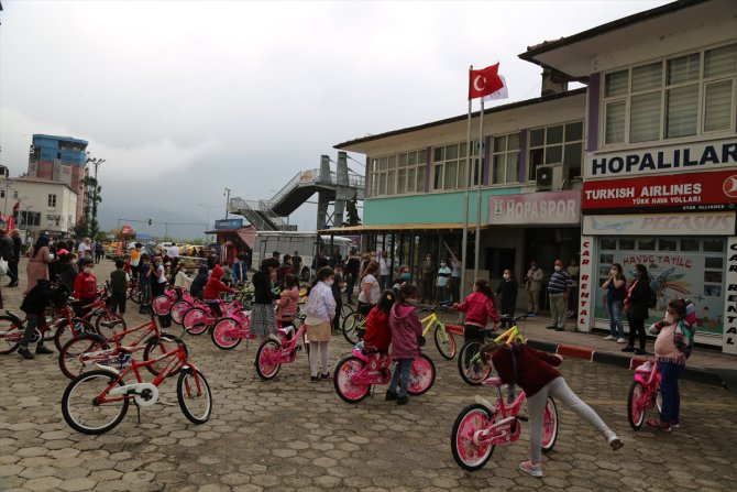 Artvin Hopaspor Kulübü, çocuklara bayram hediyesi bisiklet dağıttı