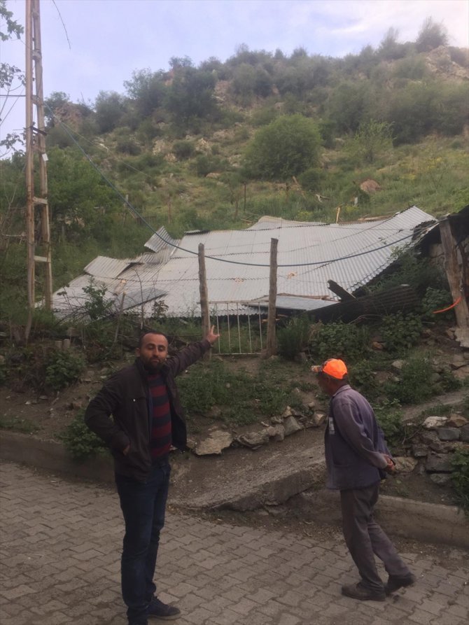 Erzurum'da şiddetli rüzgar çatıları uçurdu, ağaçları devirdi
