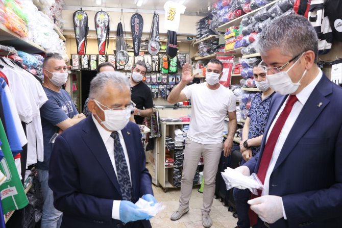 Kayseri'de esnafa ve vatandaşlara 13 bin maske dağıtıldı