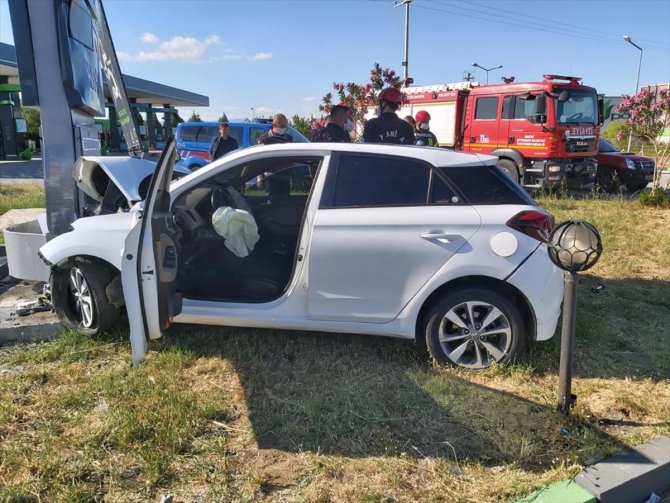 Manisa'da tabelaya çarpan otomobilde bir kişi öldü, 2 kişi ağır yaralandı