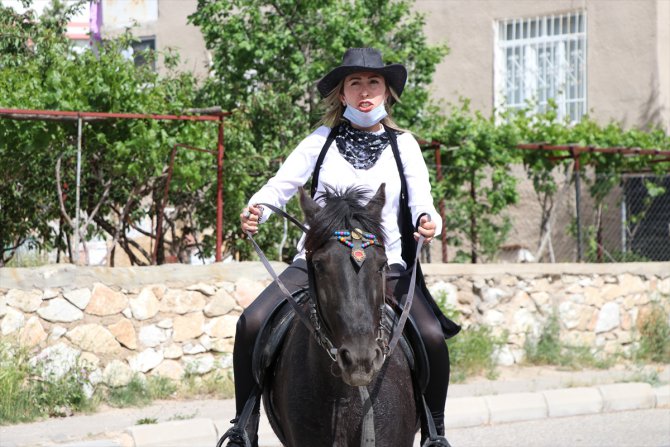 Niğde'de kadın muhtar Kovid-19 sürecinde at sırtında hizmet veriyor