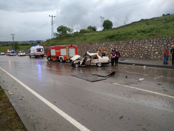 Sinop'ta otomobille kamyonet çarpıştı: 1 ölü
