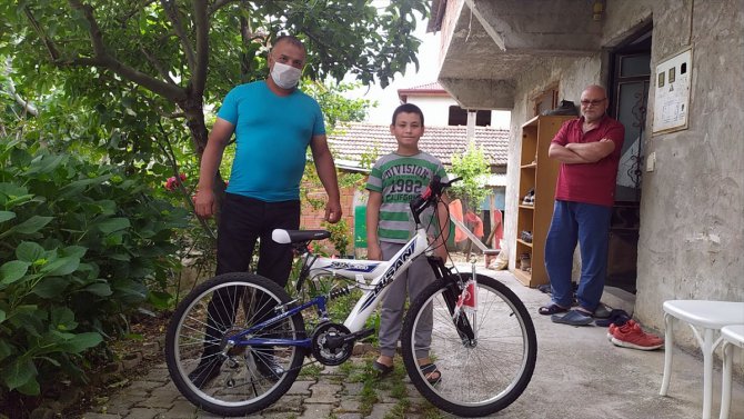 Bisiklet için biriktirdiği parayı bağışlayan ilkokul öğrencisine esnaftan bayram sürprizi