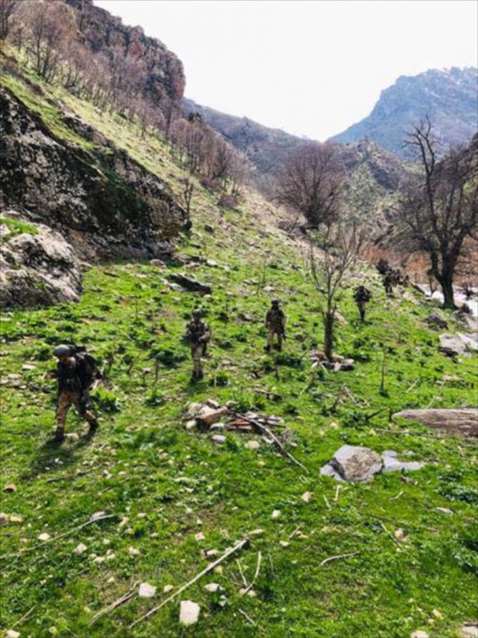 Bitlis'te terör operasyonunda bulunan 32 odalı sığınak imha edildi