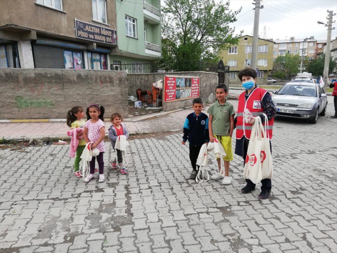 Erzurumlu 3 bin çocuğun Kızılay gönüllüleriyle gelen "arafalık" mutluluğu