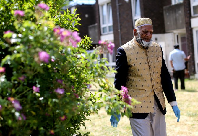 İngiltere'de 100 yaşındaki Müslüman'dan Kovid-19 kurbanları için "Günde 100 Adım" kampanyası