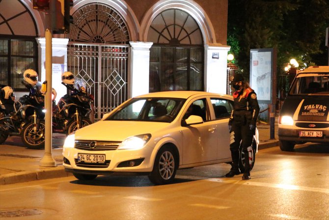 İzmir'de sokağa çıkma kısıtlamasının ilk saatlerinde uygulama yapıldı