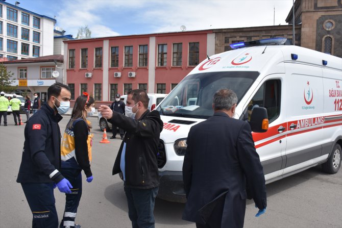 Kars'ta polis, aracıyla hastaneye gitmeye çalışan kalp hastasına destek oldu
