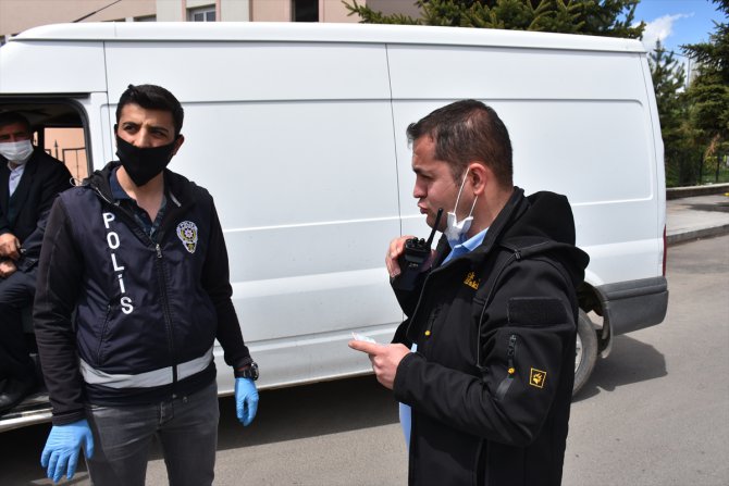 Kars'ta polis, aracıyla hastaneye gitmeye çalışan kalp hastasına destek oldu