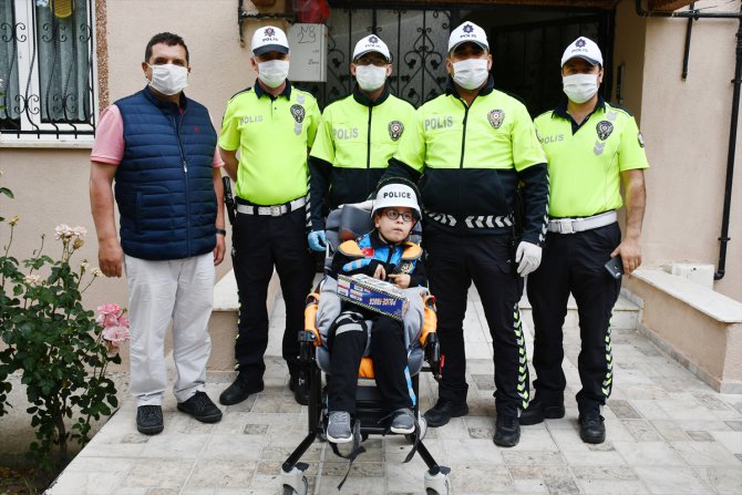 Manisa'da engelli çocuğa polislerden sürpriz doğum günü